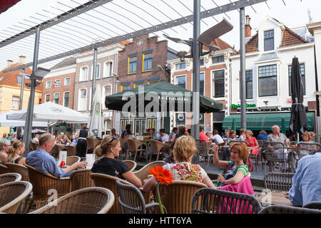 Sommaire ville avec terrasses et restaurants dans le centre d'accueil principale de divertissement à Groningen Banque D'Images