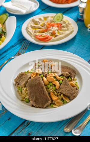 Un repas traditionnel de la République Freekeh sur table Banque D'Images