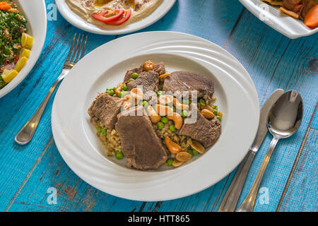 Un plateau de table sur le Freekeh TRADITIONNELLE SYRIEN Banque D'Images