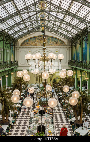 Diners prendre un petit déjeuner dans la salle à manger décorée avec goût du Grand Hotel Krasnapolsky, Amsterdam, Pays-Bas Banque D'Images