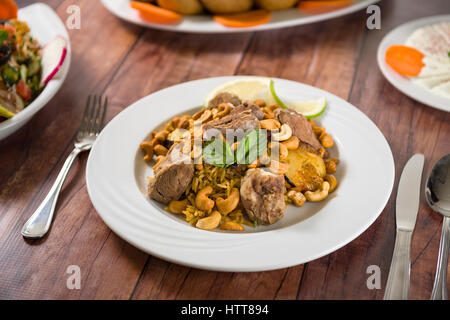 Une plaque de syrien traditionnel avec du citron et menthe Freekeh Banque D'Images