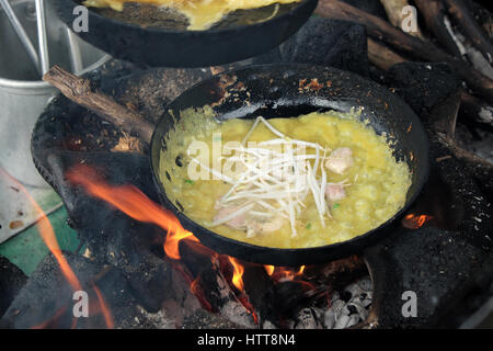 Vietnam food, banh xeo crêpe vietnamienne ou faire de la farine de riz et rempli d'une crevette, viande, soja, germes de haricots est populaire Viet Nam street food Banque D'Images