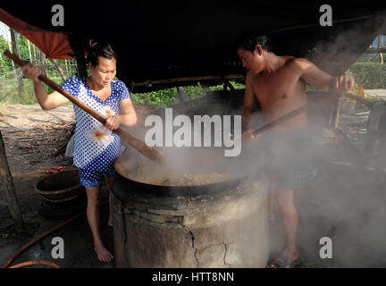 HOI AN, VIET NAM- Feb 17, 2016 : processus de vietnamiens, ils moules cuire les fruits de mer à faire bouillir de l'eau par le bois, moule en célèbre dans Hoian, Vietnam Banque D'Images
