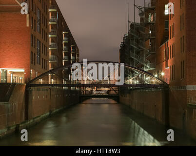 Hambourg, Allemagne - 9 mars 2017 : Le Pont Kehrwieder dans le quartier du port historique à la Speicherstadt elbe par nuit. Banque D'Images