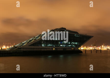 Hambourg, Allemagne - 9 mars 2017 : le célèbre bâtiment de bureaux Dockland à l'elbe, dans le quartier d'Altona par nuit. Banque D'Images
