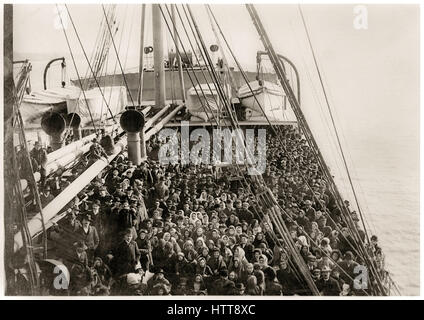 Immigrants aux États-Unis sur le pont du bateau à vapeur allemand SS Patricia exploité par la ligne nord de Hambourg, une compagnie maritime allemande qui est service transatlantique a été conçu pour transporter les migrants allemands aux États-Unis. Photographié par Edwin Levick (1869-1929) en décembre 1906. Banque D'Images