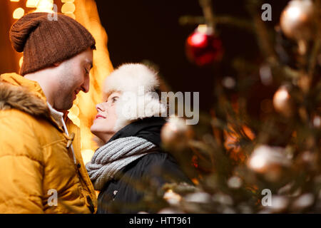 Heureux couple hugging on winter Banque D'Images