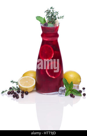 Boisson froide avec cassis, citron, menthe et thym Banque D'Images