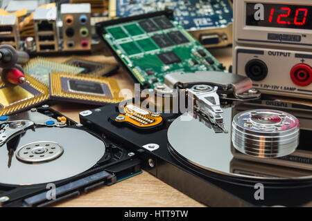 Ouvrez le disque dur défectueux et SSD dans un laboratoire de service prêt pour la récupération des données ou la réparation Banque D'Images