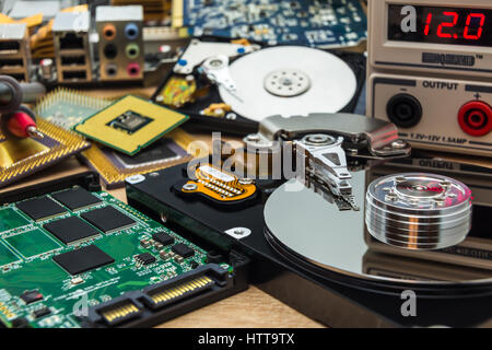 Ouvrir SSD et HDD défectueux dans un laboratoire de service prêt pour la récupération des données ou la réparation Banque D'Images