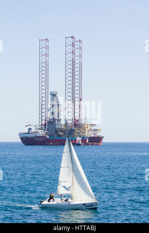 Navire conçu pour le transport de lourdes charges dans l'industrie offshore le transport d'un forage à l'aide d'un cric de la Corée du Sud à la Norvège. Banque D'Images