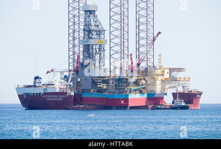 Navire conçu pour le transport de lourdes charges dans l'industrie offshore le transport d'un forage à l'aide d'un cric de la Corée du Sud à la Norvège. Banque D'Images