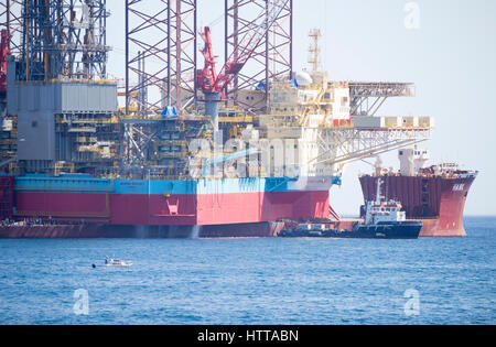 Navire conçu pour le transport de lourdes charges dans l'industrie offshore le transport d'un forage à l'aide d'un cric de la Corée du Sud à la Norvège. Banque D'Images