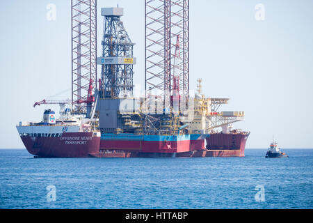 Navire conçu pour le transport de lourdes charges dans l'industrie offshore le transport d'un forage à l'aide d'un cric de la Corée du Sud à la Norvège. Banque D'Images