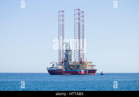 Navire conçu pour le transport de lourdes charges dans l'industrie offshore le transport d'un forage à l'aide d'un cric de la Corée du Sud à la Norvège. Banque D'Images