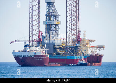 Navire conçu pour le transport de lourdes charges dans l'industrie offshore le transport d'un forage à l'aide d'un cric de la Corée du Sud à la Norvège Banque D'Images