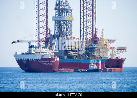 Navire conçu pour le transport de lourdes charges dans l'industrie offshore le transport d'un forage à l'aide d'un cric de la Corée du Sud à la Norvège Banque D'Images