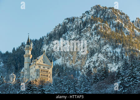 Le château de Neuschwanstein le matin tôt en hiver entouré d'ombre Banque D'Images