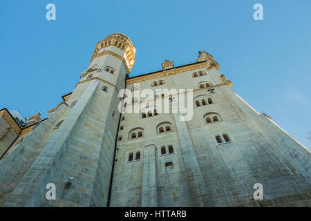 Gros plan sur le château de Neuschwanstein tôt le matin en hiver avec ciel bleu Banque D'Images