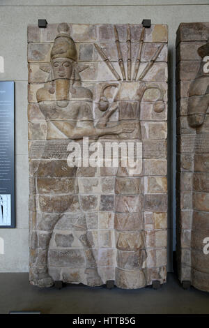 L'Élam. La brique d'argile moulée de bord : Dieu Élamite (bull-man) avec des palmiers (symboles de fertiliy. Temple d'Inshushinak, Susa, 2000 BCE. Musée du Louvre. Par Banque D'Images