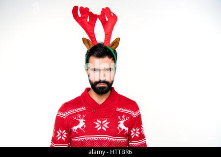 Homme sérieux dans la région de reindeer antlers headband Banque D'Images