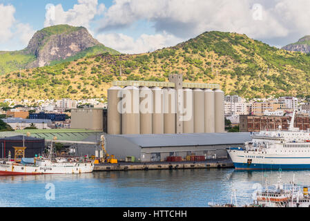 Port Louis, Maurice - le 12 décembre 2015 : voir du sucre en vrac La borne située à Port Louis capitale de l'île Maurice. Banque D'Images