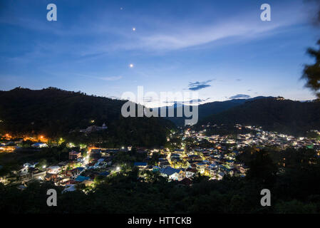 Nuit Chiangrai Maesai cityscape view près de tachileik entre la Thaïlande et le Myanmar au marché northest province de Thaïlande Banque D'Images