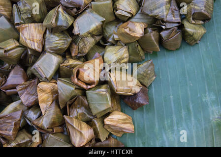 Les bananes avec riz gluant (Khao Tom mat ou Khao Tom Pad) Banque D'Images