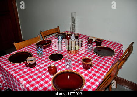 Lancaster, Pennsylvanie - le 18 octobre 2015 cuisine Amish typique : set de table avec de la vaisselle de la vaisselle à l'Amish Farm and House Museum Banque D'Images