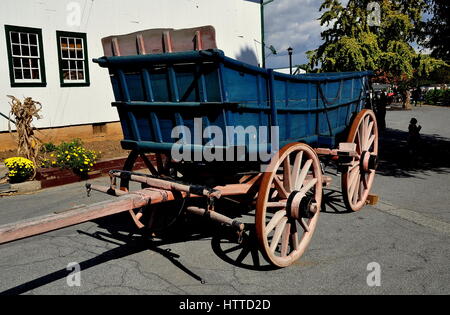 Lancaster, Pennsylvanie - 18 octobre 2015 : Amish farm wagon avec des grandes roues à l'Amish Farm and House Museum Banque D'Images