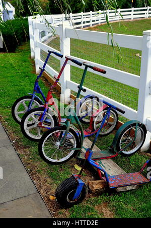 Lancaster, Pennsylvanie - 18 octobre 2015 : un scooter garé devant l'école Willow Lane clôture à l'Amish Farm and House Muse Banque D'Images