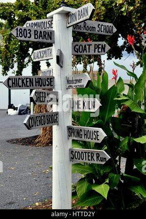 Lancaster, Pennsylvanie - 18 octobre 2015 : panneau à l'Amish Farm and House Museum directions points à ses nombreuses attractions Banque D'Images