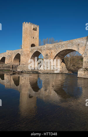 Pont médiéval sur la rivière Ebro dans la ville antique de Frias, Burgos, Espagne. Banque D'Images