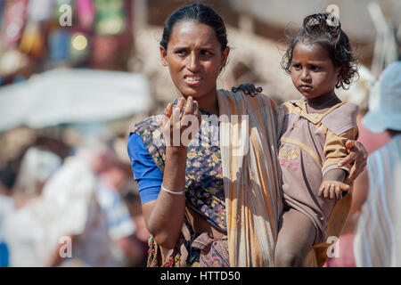 Goa, Inde - Janvier 2008 - femmes mendiant avec un enfant dans un célèbre marché aux puces hebdomadaire dans anjuna, goa Banque D'Images