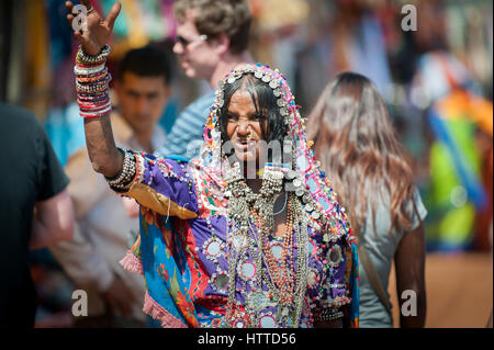 Goa, Inde - Janvier 2008 - portrait d'une femme en pleine lamani robe traditionnelle dans le célèbre marché aux puces d'Anjuna à goa Banque D'Images