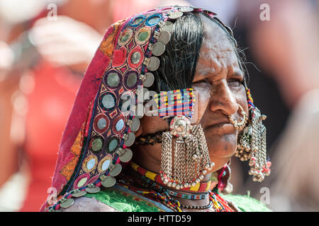 Goa, Inde - Janvier 2008 - portrait d'une femme en pleine lamani robe traditionnelle dans le célèbre marché aux puces d'Anjuna à goa Banque D'Images