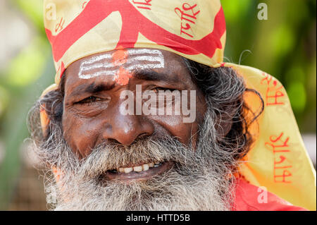 Goa, Inde - Janvier 2008 - smiling portrait d'un indien sadhu, saint homme, avec visage peint traditionnel Banque D'Images