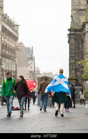 Edimbourg, Ecosse, Royaume Uni - 18 septembre 2014 - l'homme d'exprimer son opinion sur l'indépendance durant le jour du référendum Banque D'Images