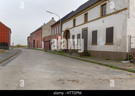 Ville de Pesch près de mine de lignite à ciel ouvert, Garzweiler, Nordrhein-Westfalen, Germany, Europe Banque D'Images