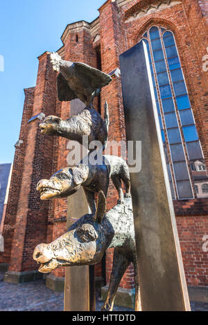 La sculpture des musiciens de Brême en face de Saint Peter's Church sur la vieille ville de Riga, capitale de la République de Lettonie Banque D'Images