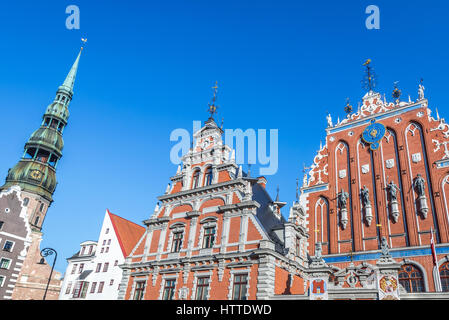 Chambre des points noirs s'appuyant sur la vieille ville de Riga, capitale de la République de Lettonie. La tour de l'Église avec Saint Pierre Banque D'Images