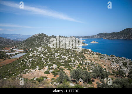 Avis de Kalekoy Simena bay dans Uchagiz village d'Antalya province de la Turquie avec des anciens tombeaux lyciens en forme de bateau Banque D'Images