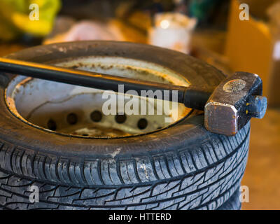 Un grand coup de massue sur le volant d'une voiture Banque D'Images