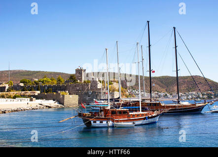 Yachts (bateaux à voile) placée sur une eau turquoise devant le château de Bodrum. L'image montre la mer Égée et de la culture méditerranéenne de coastel lifesty Banque D'Images