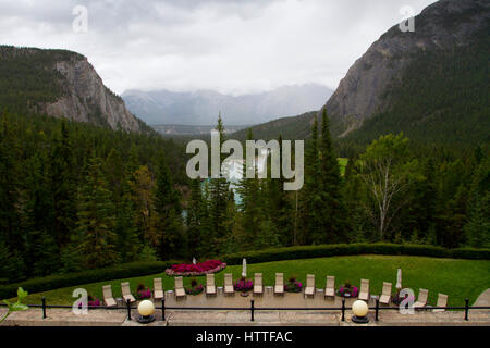 Vue depuis l'Hôtel Fairmont Banff Springs Hotel donnant sur la rivière Bow et les montagnes Rocheuses au-delà. Banque D'Images