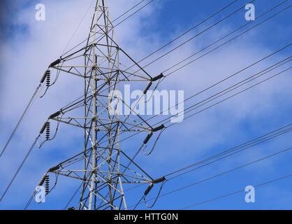 Transmission de puissance électrique / Le transport en grandes quantités d'énergie électrique à partir d'un site de production d'une sous-station électrique. Banque D'Images