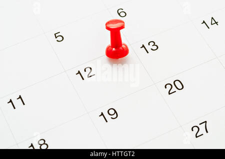 Thumb Tack rouge sur la page Calendrier Banque D'Images