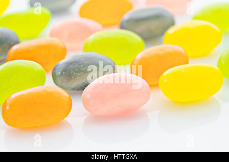 Bonbons colorés sur fond blanc Banque D'Images