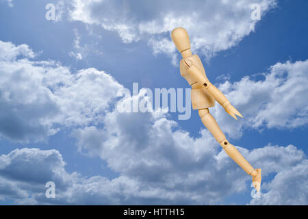 Homme volant, l'homme à tomber sur le fond de ciel.figure en bois concept Banque D'Images