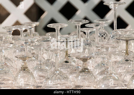 Collection de verres à vin sur une table Banque D'Images